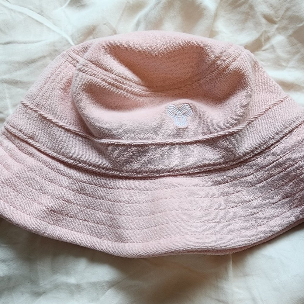 Aritzia TNA bucket hat light pink
